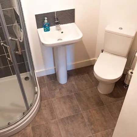 Modern Canalside City Townhouse With Parking And Garden *
