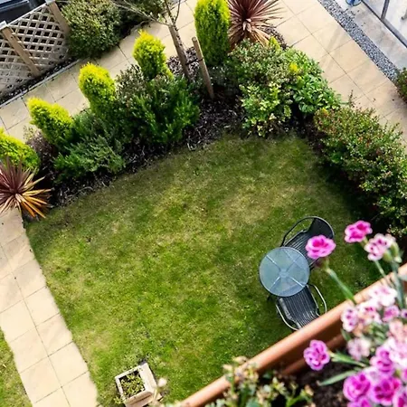 Semesterbostad Modern Canalside City Townhouse With Parking And Garden